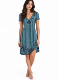 Vestido Floral Feminino — Leveza para o Verão — Decote V e Modelagem Evasê