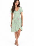 Vestido Floral Feminino — Leveza para o Verão — Decote V e Modelagem Evasê